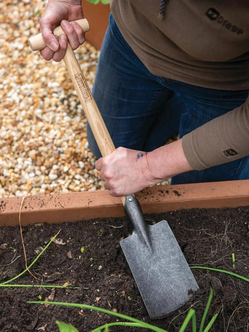 Gardener’s Lifetime Perennial Spade With Short T-Handle - Image 5